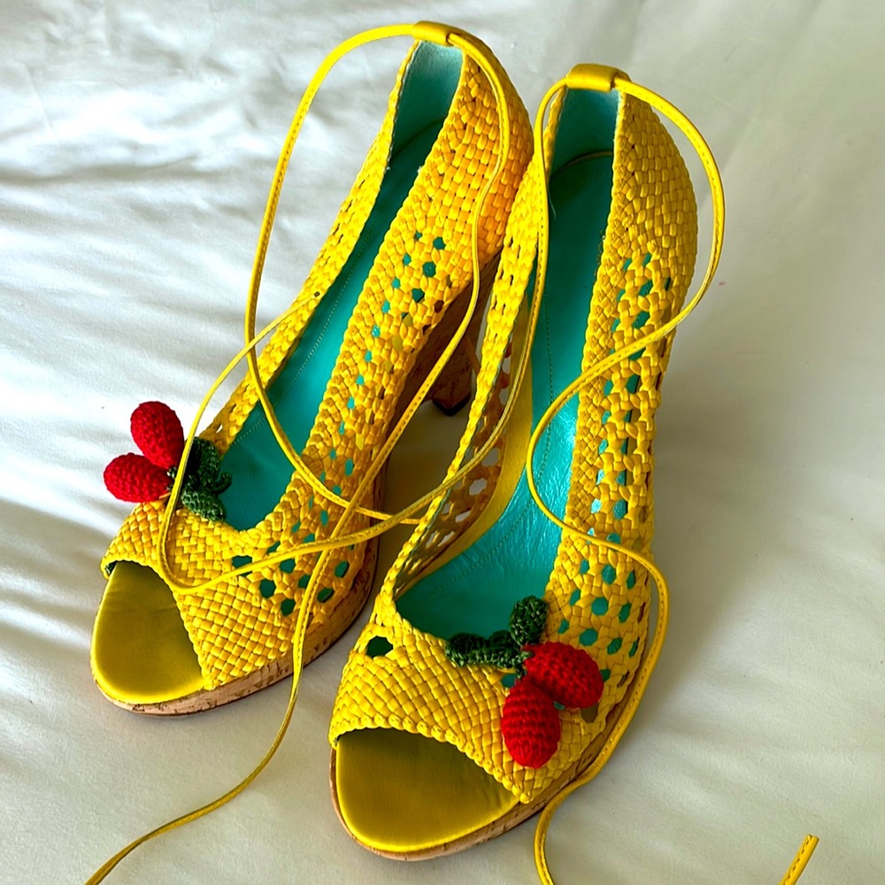 BCBG Max Sunshine Cherry wedges size 7